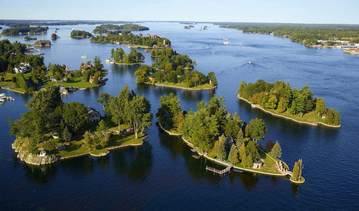Lớn nhất trong số các hòn đảo ở Thousand Islands là đảo Wolf với diện tích lên tới 124 km2 và dân số khoảng 1400 người.