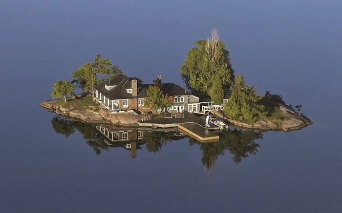 Nhiều hòn đảo ở Thousand Islands được chọn làm nơi sinh sống, thường trên mỗi đảo sẽ có những căn nhà đơn, nhà đôi hay thậm chí là một tòa lâu đài.