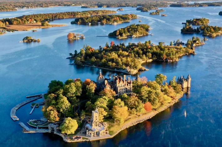 Diện tích trung bình trên các hòn đảo ở Thousand Islands là 25 km², nhưng cũng có những đảo nhỏ chỉ vừa một người đứng, thậm chí có những tảng đá nhô lên mặt nước cũng được gọi là đảo.