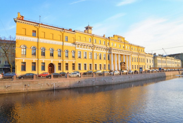 1. Cung điện Yusupov, St.Petersburg: Gia đình Yusupov, một trong những gia đình lâu đời nhất và giàu có nhất ở Nga, sở hữu các cung điện trên khắp đất nước. Một trong những dinh thự quý tộc dễ nhận biết nhất của họ nằm trên bờ sông Moika ở St.Petersburg.
