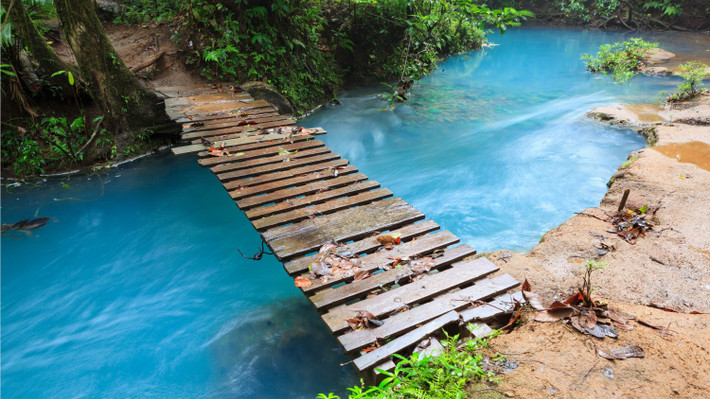 Tuy nhiên, điều khiến Rio Celeste thu hút du khách hơn cả chính là cùng một nguồn nước, nếu ở trên sông nó sẽ có màu ngọc lam nhưng nếu đựng trong ống nghiệm, nó sẽ trong suốt.