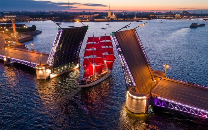 Cầu quay hay còn gọi là cầu Cung điện ở Saint Petersburg (Nga) kết nối trung tâm thành phố này với đảo Vasilevskiy. Cầu nâng lên vào đêm để thuyền bè đi qua. Cầu xây năm 1916, dài 250m.