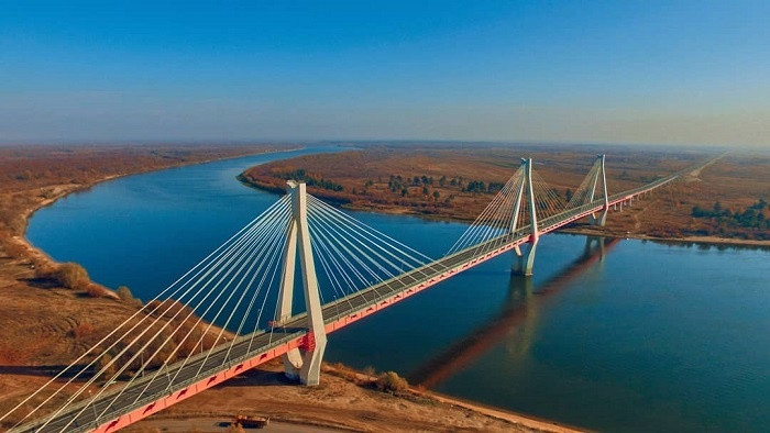 Cầu Murom, là cây cầu đẹp nhất nước Nga, nổi tiếng với thiết kế độc đáo. Cầu có ba trụ bê tông lớn được bố trí ở hai bên bờ và ở giữa sông Oka.