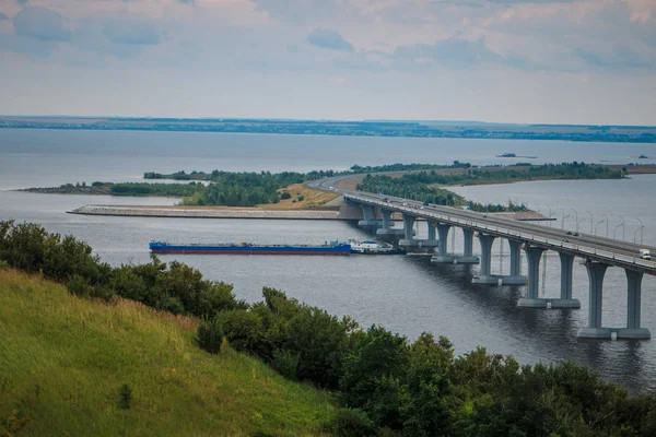 Cây cầu bắc qua sông Kama, nằm trên quốc lộ R239 nối Kazan với biên giới Kazakhstan. Đây từng là cầu dài nhất Nga với độ dài gần 14km.