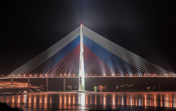 Cây cầu Russky đẹp như tranh vẽ nối thành phố Vladivostok với đảo Russky. Cầu cao tới 324m và lung linh về đêm với 3 màu quốc kỳ Nga.