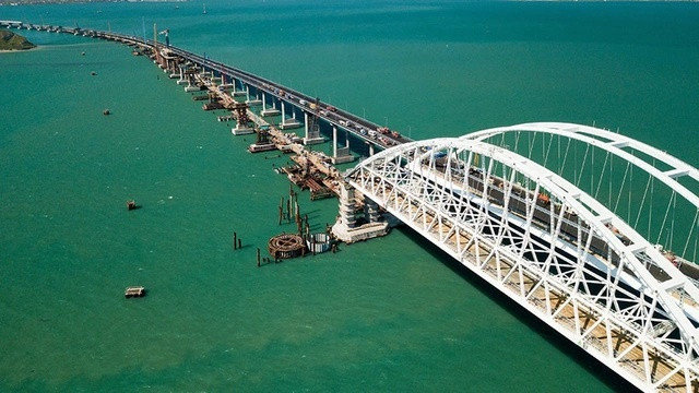 Cầu Kerch hay còn gọi là cầu Crimea bao gồm đường sắt và đường bộ, đóng vai trò quan trọng trong việc cung cấp cho bán đảo Crimea (Nga sáp nhập năm 2014) nhu yếu phẩm hằng ngày và tiếp tế cho quân đội.