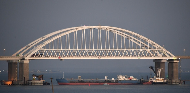 Cây cầu dài 19km này là tuyến đường duy nhất kết nối bán đảo Crimea với đất liền Nga.