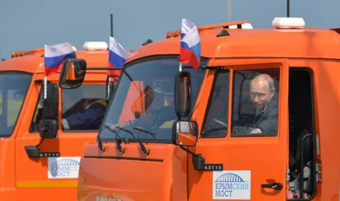 Năm 2018, khi cây cầu Kerch được khánh thành, ông Putin đã chủ trì sự kiện này, đích thân lái một chiếc xe tải băng qua tuyến đường liên kết giữa Nga và Crimea. Ảnh: Kremlin, Al Jazeera, RT.