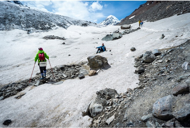 Ở vùng núi Altai (Siberia), tuyết bắt đầu rơi từ giữa tháng 8 nhưng tuyết của năm ngoái vẫn chưa tan hết.