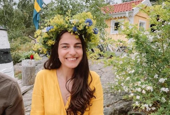 Bà Pourmokhtari, sinh ra trong một gia đình gốc Iran sống ở ngoại ô Stockholm, tốt nghiệp ngành khoa học chính trị tại Đại học Uppsala.