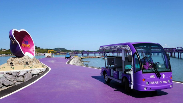 Hai hòn đảo tím này được nối với nhau bởi một cây cầu, tạo cơ hội tuyệt vời cho du khách thưởng ngoạn cảnh biển tuyệt đẹp.