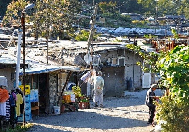 Ngoài ra, một số cư dân khác tới đây sống sau khi bị phá sản, phải "trôi dạt" tới Seoul với hy vọng kiếm được công việc đổi đời.