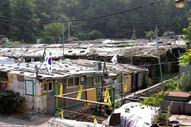 Vào lúc đỉnh điểm, ngôi làng chiếm khoảng 320.000 m2 đất, có hơn 1.100 hộ gia đình. Hiện theo thống kê của chính quyền, có khoảng 2.000 người vẫn sinh sống trong khu ổ chuột đông đúc này.