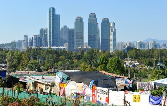 Khu ổ chuột Guryong nằm núp dưới bóng các tòa cao ốc của khu Gangnam, cách "phố nhà giàu" của Hàn Quốc chỉ 20 phút đi bộ.