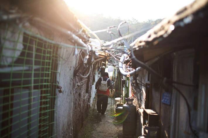 Nhà phát triển Seoul Housing & Communities Corp. đề nghị cung cấp nhà cho thuê công cộng cho những người sẽ phải chuyển đi, nhưng dân làng từ chối và yêu cầu mỗi người được cấp một căn hộ trong khu chung cư mới sẽ được xây dựng, mỗi căn có thể có giá lên tới hàng triệu USD.