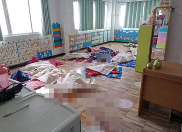 Đại tá cảnh sát Jakkapat Vijitraithaya nói có 22 trẻ em 2-3 tuổi trong số nạn nhân và 12 người bị thương, trong đó 8 người bị thương nặng. Trong hình là các thi thể nạn nhân chủ yếu là trẻ nhỏ.