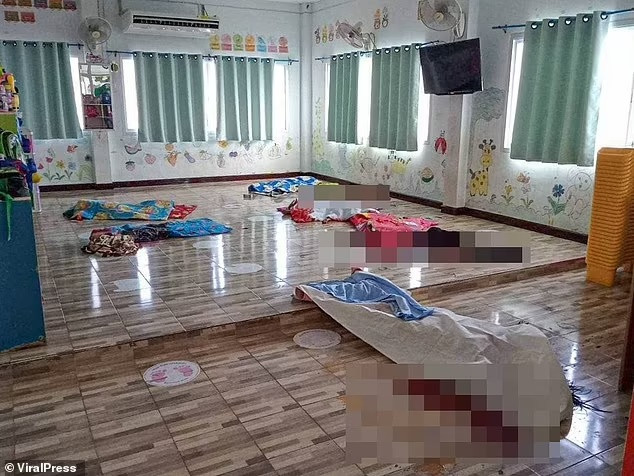 Các thi thể và vết máu vẫn ngổn ngang trên nền nhà và khuôn viên của nhà trẻ.
