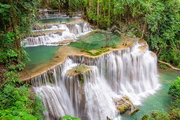 Bên trong ốc đảo này là một khu rừng tươi tốt, được bảo vệ bởi những ngọn núi ngăn sự xâm nhập của gió mùa, cùng với một thác nước tuyệt đẹp mang lại sự sống cho 7 hồ nước tự nhiên khác.