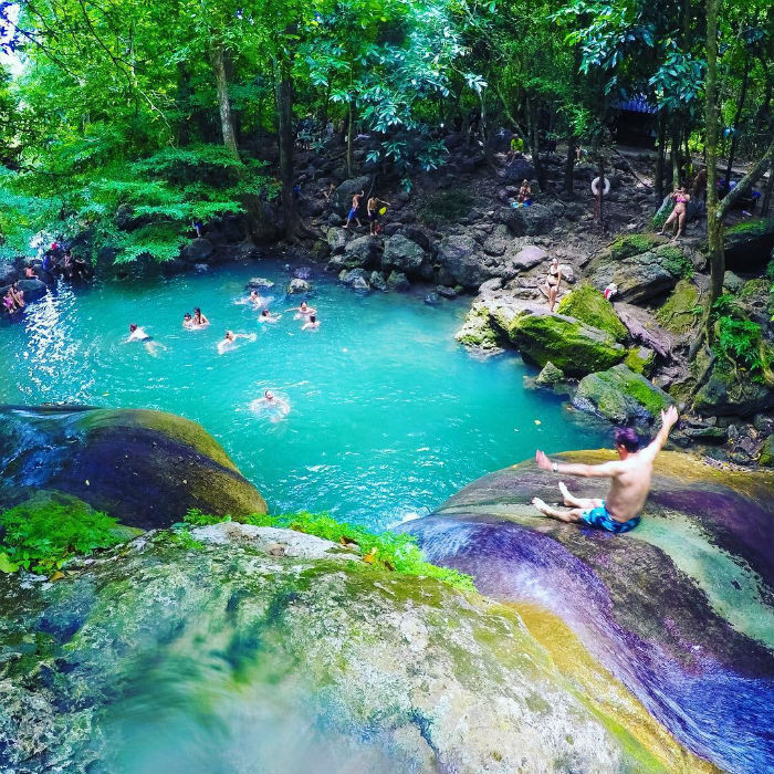 Điểm đặc biệt ở thác Erawan là sự hiện diện của những loài cá nhỏ ăn da chân. Những chú cá biến nơi đây thành một spa thu nhỏ mà bạn có thể hoàn toàn tận hưởng dịch vụ miễn phí.