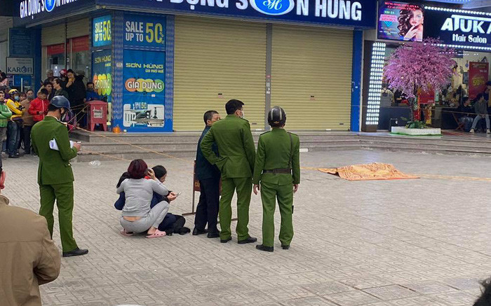 Người đàn ông bị trầm cảm rơi từ tầng 15 chung cư Linh Đàm xuống đất nghi tự tử: Khoảng 16h ngày 5/1, anh Nguyễn Văn Kh. (SN 1981, trú tại phòng 1522 HH2B Linh Đàm) đã rơi xuống đất tử vong. Được bết nạn nhân đang điều trị bệnh trầm cảm tại bệnh viện, mới trốn viện về nhà, sau đó tự tử.