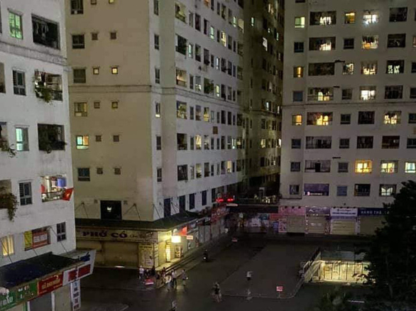 Bé gái 12 tuổi rơi từ tầng cao chung cư HH xuống tử vong: Vụ việc xảy ra khoảng lúc 22h ngày 3/8, thời điểm đó bé gái Q.A. (SN 2009) đã rơi xuống khu vực giếng trời tầng 3, đoạn giáp danh giữa hai toà HH4C và HH4B chung cư Linh Đàm tử vong. Tại phòng riêng của cháu bé có để lại mẩu giấy ghi "Tạm biết, tôi đi nhé".
