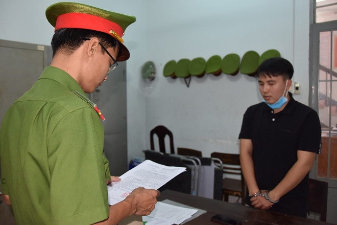 Mua đất nông nghiệp lập dự án "ma": Ngày 24/3/2021, Công an tỉnh Bình Thuận khởi tố bị can, lệnh bắt tạm giam bị can trong vụ án “Lừa đảo chiếm đoạt tài sản” tại Công ty cổ phần đầu tư và phát triển địa ốc Hưng Thịnh Phát do Nguyễn Hữu Kha làm Giám đốc. Từ năm 2018, Kha mua đất nông nghiệp, tự lập 11 dự án khu dân cư “ma” nhận hơn 70 tỷ đồng.