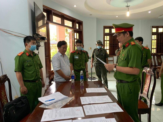 Tự xưng giám đốc bán đất nền biệt thự: Tối 11/1/2021, Công an tỉnh Bình Dương bắt tạm giam bị can Nguyễn Văn Quý, tự xưng là Giám đốc Công ty Trung Quý-Huế để điều tra hành vi lừa đảo chiếm đoạt tài sản với tổng số tiền 5,43 tỷ đồng thông qua việc bán đất nền tại dự án không có thật Khu dân cư Long Phước Riverside Residence (thuộc phường Long Phước, quận 9, TP HCM).