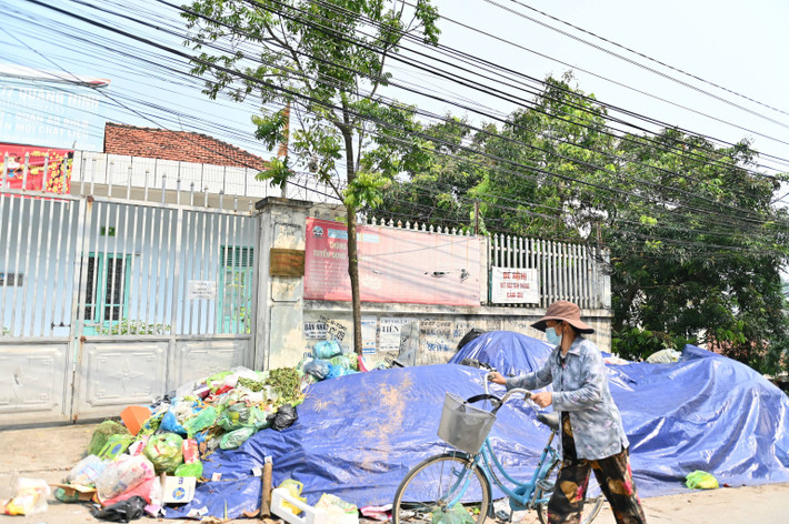 Bãi rác này gần như che kín cổng ra vào của Công ty CP may và in 27/7 ở phường Cao Xanh.