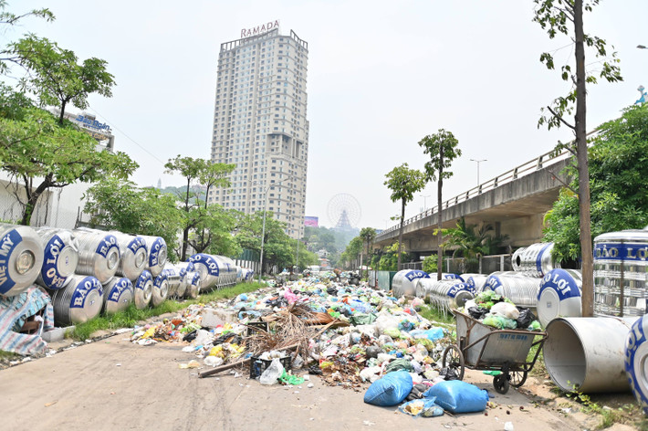 Do không có chỗ đổ rác nên lượng lớn rác thải được đổ đống ngay trên vỉa hè.