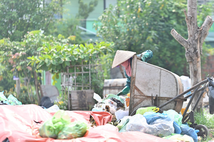 Công nhân vệ sinh thu gom rác vẫn chưa biết khi nào đống rác này mới được chuyển đi.