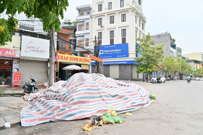 Chỉ sau 6 ngày không có xe đến thu gom rác, nhiều núi rác đã xuất hiện tại "thành phố đáng sống" mang tên Hạ Long.