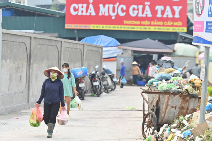 Trước đó, khoảng đầu tháng 7, Công ty Indevco có văn bản gửi UBND tỉnh Quảng Ninh về việc từ ngày 1/8 dừng tiếp nhận rác từ TP Hạ Long và TP Cẩm Phả do đơn vị vận chuyển rác chưa hoàn thành việc xây dựng hố xử lý rác theo quy định.