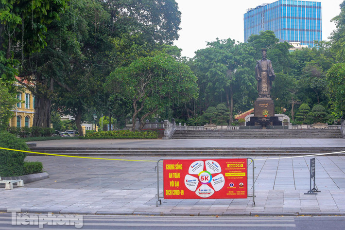 Tất cả các vườn hoa, công viên đều được giăng dây để ngăn người dân tụ tập, tập thể dục.