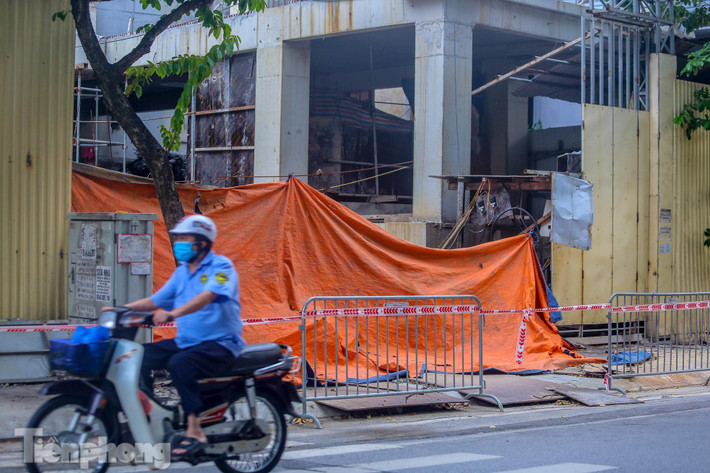 Dây được căng xung quanh công trình xây dựng, một hoạt động tạm dừng trong thời gian giãn cách xã hội.