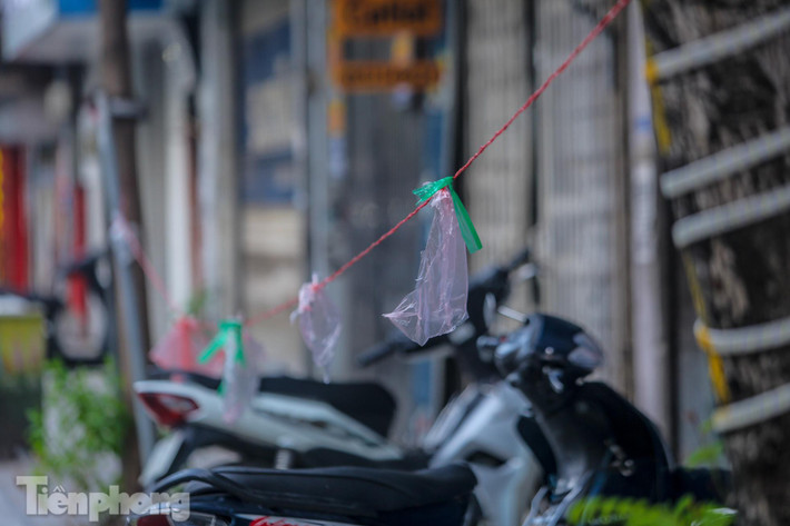 Mặc dù không buôn bán, cửa luôn đóng, nhưng dây vẫn được căng trước cửa một nhà trên phố Tây Sơn.