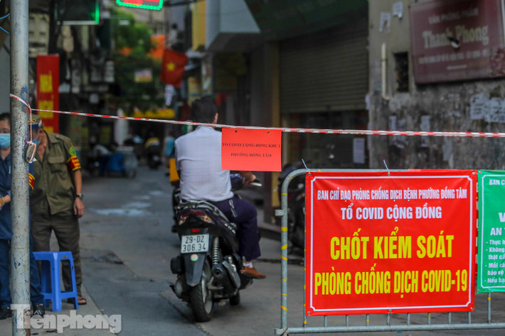 Đi khắp trong hẻm sâu, ngõ hẹp đâu đâu ta cũng bắt gặp những tấm biển đỏ, xanh tuy hai màu tương phản mà lại cùng chung một ý nguyện là ngăn ngừa COVID-19.
