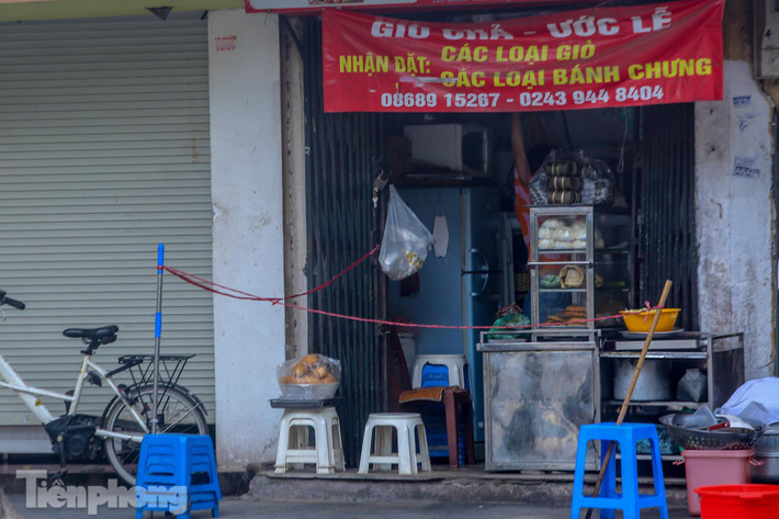 Để giữ khoảng cách trong mùa dịch, một cửa hàng tự giăng dây quanh cửa bằng những vật dụng đơn giản.