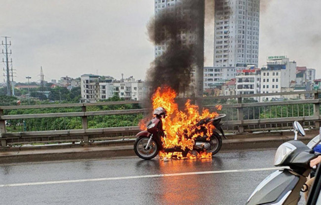 Sáng 26/4, một chiếc xe máy hiệu Honda SH do một nam thanh niên điều khiển đang di chuyển trên cầu Nhật Tân hướng từ Đông Anh về trung tâm thành phố Hà Nội bỗng bốc cháy dữ dội. Vụ việc khi đó khiến nhiều người hoang mang khi bất cứ chiếc xe nào cũng có nguy cơ cháy nổ ngay cả khi đang di chuyển trên đường.