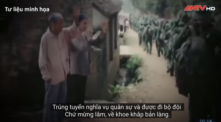 Năm 1976, khi Chứ tròn 20 tuổi đã lên xã viết đơn gia nhập bộ đội và lên đường nhập ngũ. Trở về sau cuộc kháng chiến chống Mỹ, Chứ cùng bà con, bộ đội tham gia cuộc chiến bảo vệ biên giới phía Bắc những năm 1979. Trở về sau khi chiến tranh kết thúc, Chứ được mời làm phó chủ tịch xã Nàn Sín, huyện Bắc Hà, Lào Cai, quản lý nhiều công việc của chính quyền cơ sở lúc đó.