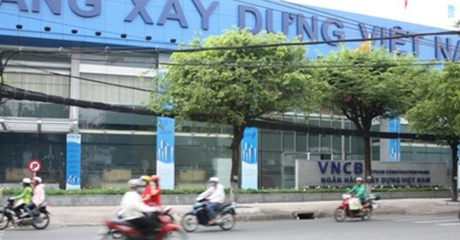 Ngày 21/8 và ngày 26/8/2013, có 5.190 tỷ đồng rút ra từ VNCB (trong TK của Trần Ngọc Bích), nhưng chứng từ không có chữ ký của chủ tài khoản là Trần Ngọc Bích tại VNCB trên các Ủy nhiệm chi và rút 300 tỷ đồng tại VNCB không có hồ sơ vay. Phạm Công Danh còn chỉ đạo việc phát hành, ủy thác đầu tư trái phiếu trái quy định, gây thiệt hại cho VNCB 900 tỷ đồng.