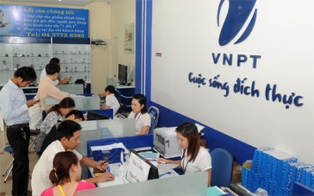 Không riêng lĩnh vực ngân hàng, nhiều doanh nghiệp lớn Việt Nam cũng trả lương khá cao cho các vị trí lãnh đạo. Mức tiền lương bình quân của lãnh đạo VNPT qua nhiều năm vẫn ổn định ở mức 48,4 triệu đồng/người/tháng, trong khi tổng quỹ tiền thưởng vẫn là 874 triệu đồng. Trung bình số tiền thưởng, thu nhập của mỗi vị trí quản lý DN khoảng 62,3 triệu đồng/tháng. Như vậy, các lãnh đạo VNPT nhận trung bình 643 triệu đồng/người/năm.