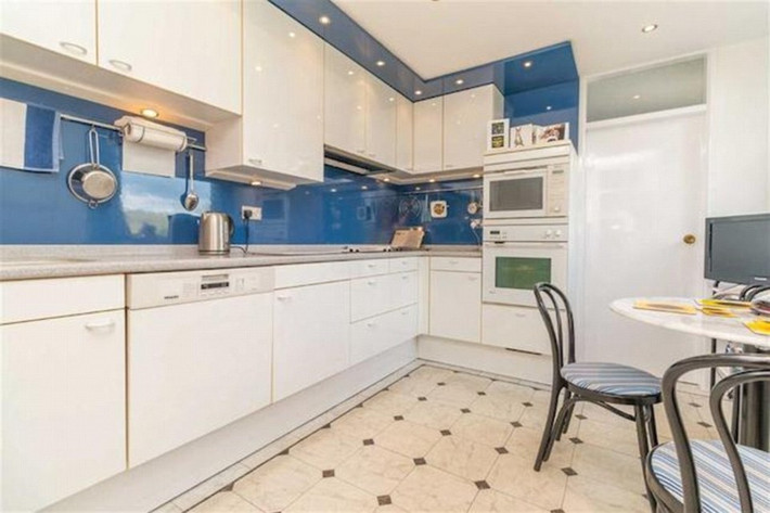 Các nhà bếp trang bị đầy đủ các thiết bị hiện đại và màu sắc chủ đạo là màu trắng.