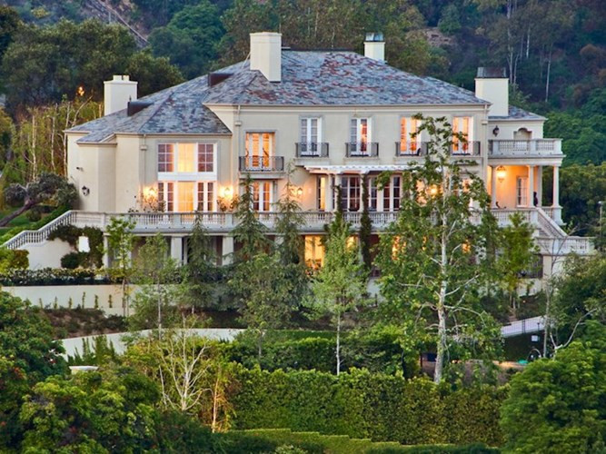 Musk hiện sống tại khu biệt thự hoành tráng Bel Air ở Los Angeles (Mỹ) mà anh đã mua lại đầu năm 2013 với giá 17 triệu USD. Khu đất có diện tích hơn 6.000 m2.