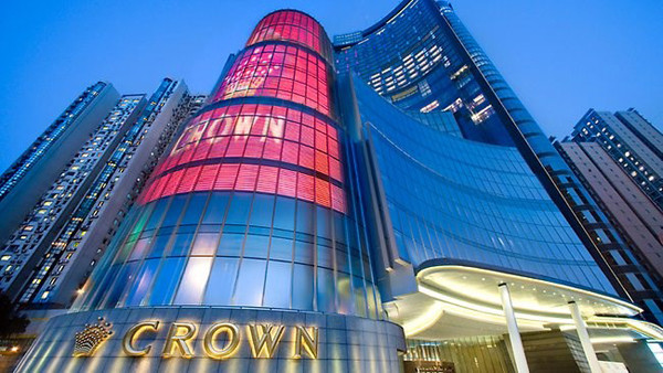 James là ông chủ của resort sòng bài lớn nhất xứ sở chuột túi mang tên Crown. Casino Crown ở Melbourne là một tổ hợp sòng bạc, khách sạn, khu nghỉ dưỡng, trung tâm mua sắm...