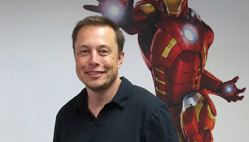 Tỷ phú người Nam Phi Elon Musk, sinh năm 1971, là người sáng lập tập đoàn Công nghệ khai phá không gian SpaceX, công ty sản xuất ô tô điện Tesla Motors và công ty thương mại điện tử PayPal. Tài sản của Elon hiện ước tính khoảng 12,7 triệu USD.