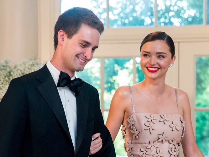 Siêu mẫu 33 tuổi Miranda Kerr và bạn trai tỷ phú 26 tuổi Evan Spiegel đã đính hôn chỉ sau hơn một năm hẹn hò. Evan hiện là một trong những tỷ phú trẻ giàu nhất thế giới với tài sản ước tính hơn 2 tỷ USD.