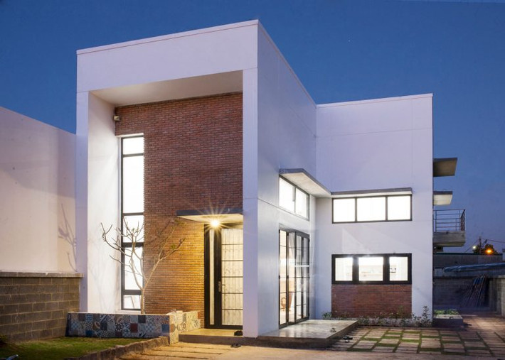 Ngôi nhà ở Đắk Lắk có tên NSH (Nguyen’s House) do công ty 7A architecture studio thiết kế, được xây dựng trong một khu vực dân cư mới ở thành phố Buôn Ma Thuột.