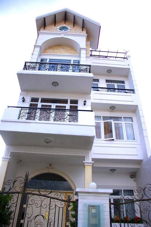 Trong dịp Tết Nguyên Đán 2016, ngôi biệt thự trắng sang trọng tại quận 7, TP HCM của gia đình ca sĩ Đăng Khôi đã bị trộm "viếng thăm", phá két sắt và lấy đi gần 1 tỷ đồng.