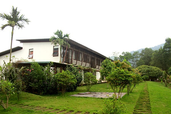 Trước đó, hồi tháng 9/2015, căn biệt thự của Mỹ Linh ở Sóc Sơn (Hà Nội) cũng bị trộm đột nhập, khoắng đồ. Ngôi nhà vườn của ca sĩ có nhiều tài sản giá trị. Sau đó, công an huyện Sóc Sơn (Hà Nội) đã vào cuộc và bắt được hai tên trộm đột nhập biệt thự của Mỹ Linh, lấy đi nhiều tài sản của gia đình.
