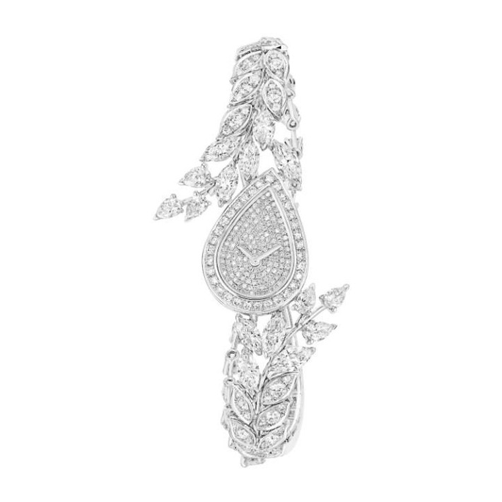 Chiếc đồng hồ Chanel Brins de Diamants được làm bằng 18K vàng trắng, nạm 29 viên kim cương được cắt lạ mắt và 296 viên kim cương rực rỡ.